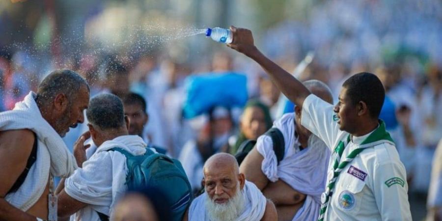 رذاذ الرحمة.. فتية الكشافة يُلطفون الأجواء على الحجيج بالإنسانية - هرم مصر
