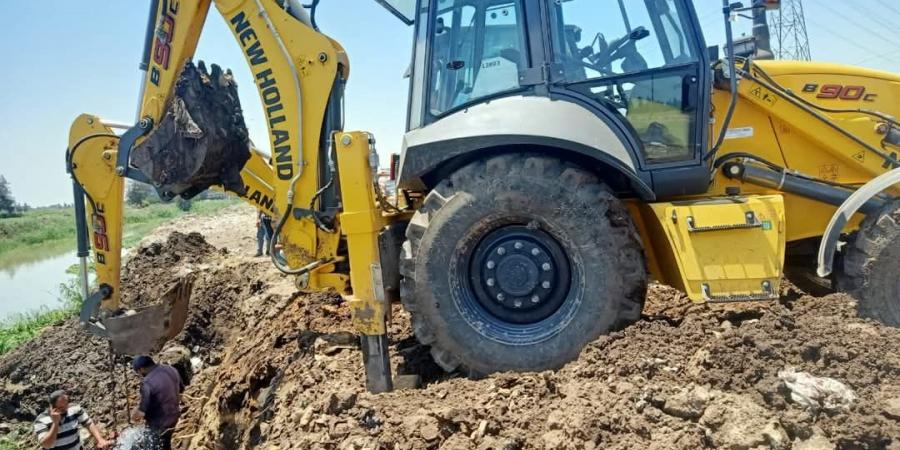 إصلاح كسر مفاجئ بخط مياه رئيسي بالطريق الدولي في كفر الشيخ.. صور - هرم مصر