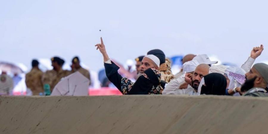 حُجّاج بيت الله الحرام يرمون الجمرات الثلاث في ثاني أيام التشريق - هرم مصر