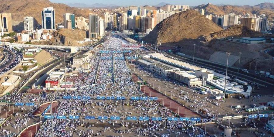 الحجَّاج يرمون جمرات ثالث أيام التشريق - هرم مصر