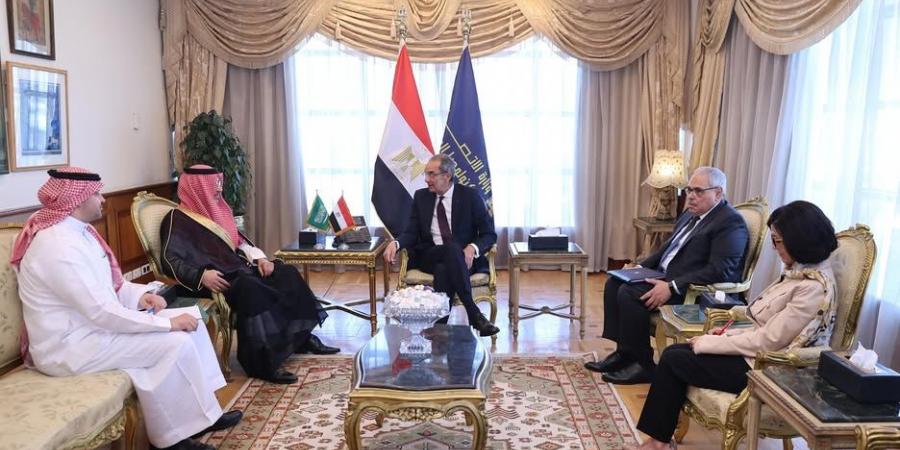 وزير الاتصالات يبحث مع السفير السعودي فتح آفاق جديدة للتعاون  - هرم مصر