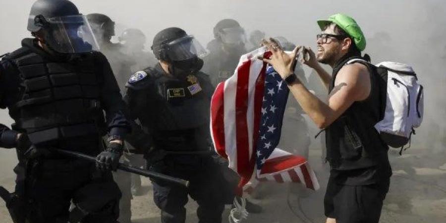 لوس أنجلوس تشتعل.. الشرطة تطوّق مراكز احتجاز المهاجرين وتغلق الشوارع | تقرير - هرم مصر