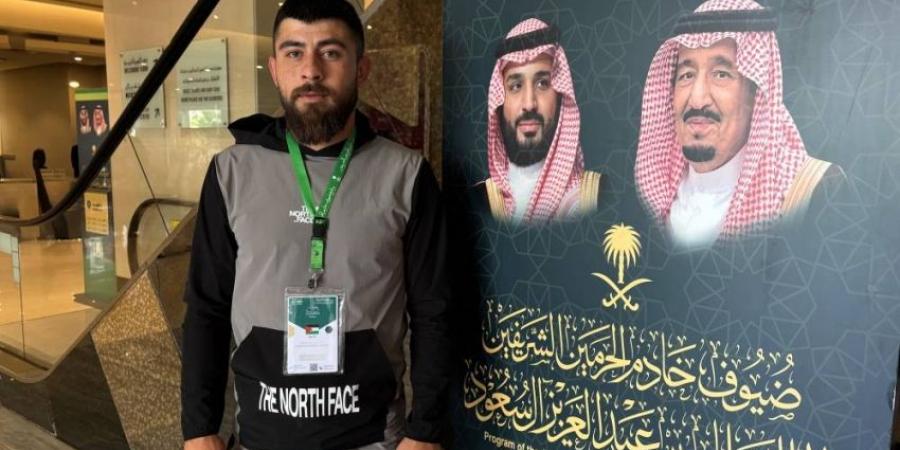 حجاج دولة فلسطين يعربون عن سعادتهم بأداء الفريضة وزيارة المدينة - هرم مصر