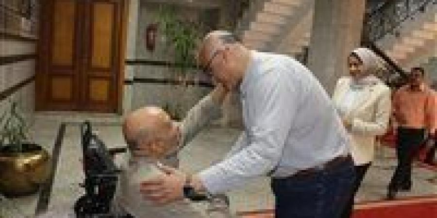 محافظ القليوبية يوفر كرسيًا كهربائيًا لمواطن من ذوي الهمم - هرم مصر
