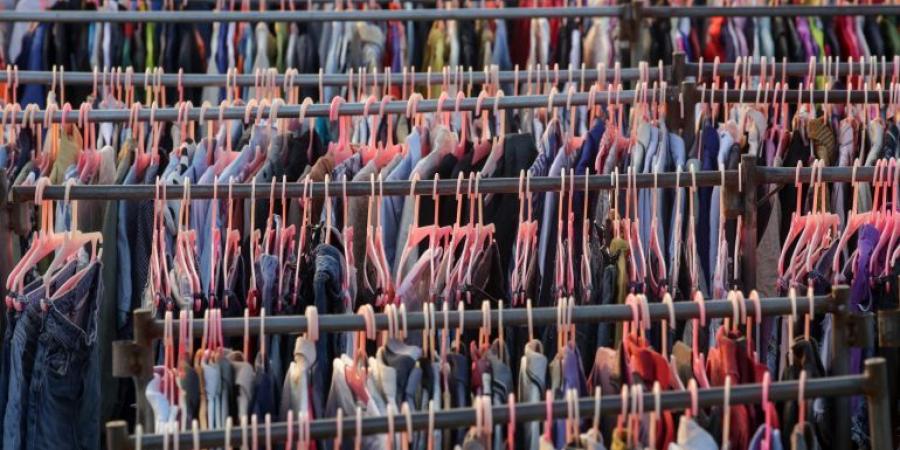 قانون للموضة السريعة بفرنسا للحد من تأثيرها البيئي - هرم مصر