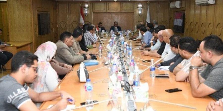 محافظ قنا يتابع الموقف التنفيذي لمشروعات الخطة الاستثمارية - هرم مصر