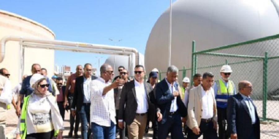 وزير الإسكان يتفقد محطة التنقية الشرقية لمعالجة الصرف الصحي بالإس - هرم مصر