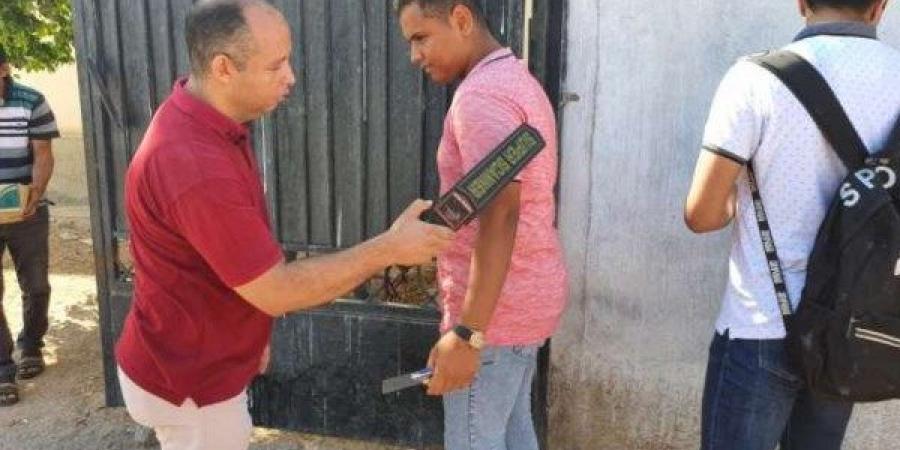 تفتيش الطلاب بالعصا الإلكترونية بمداخل لجان امتحانات الثانوية العامة لضبط وسائل الغش - هرم مصر