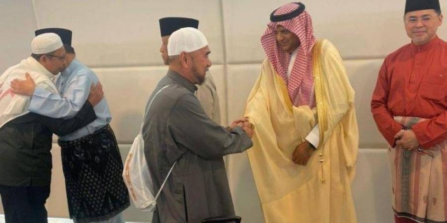 سفير المملكة لدى بروناي دار السلام يستقبل الحجاج العائدين من المشاعر المقدسة بعد أدائهم فريضة الحج - هرم مصر
