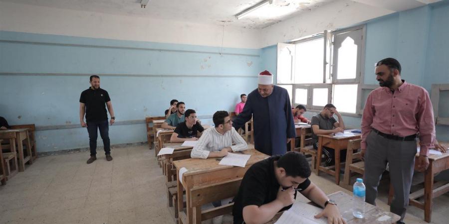 رئيس قطاع المعاهد الأزهرية ووكيلاه يتفقدون امتحان النحو لطلاب القسم العلمي - هرم مصر