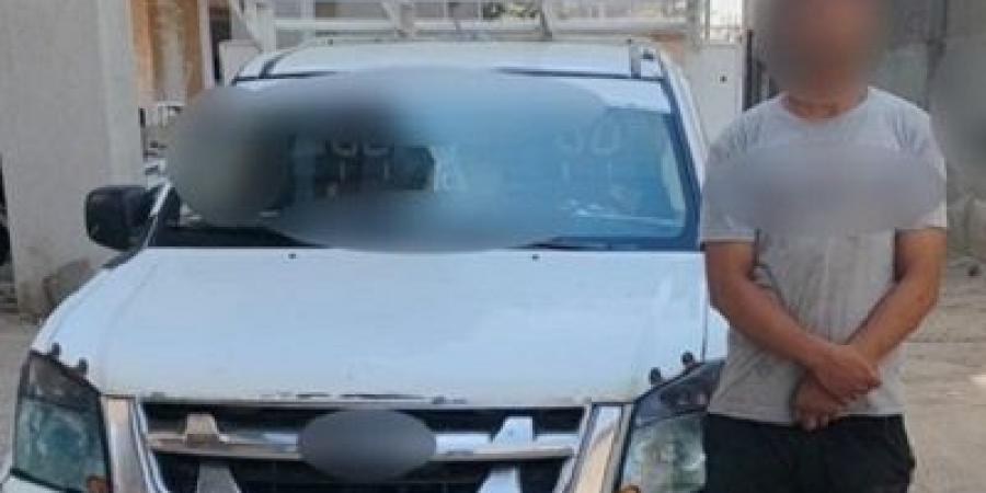 ضبط سائق وضع إشارة خلفية عالية الإضاءة بسيارته الربع نقل فى الجيزة  - هرم مصر
