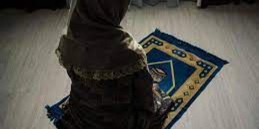 حكم رفع الصوت بالقراءة للنساء في الصلاة.. الأزهر للفتوى يوضح - هرم مصر