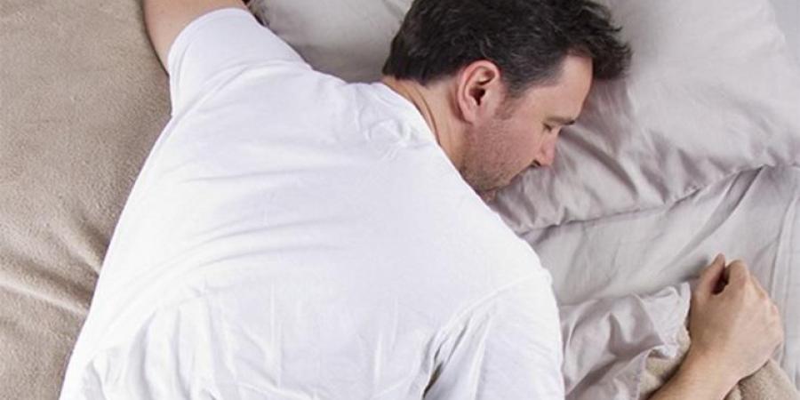 النوم على البطن هل يؤذي العمود الفقري والرقبة؟ - هرم مصر