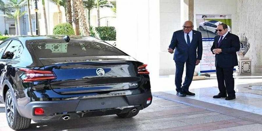الرئيس السيسى يتفقد عددا من سيارات ”سيتروين C4X” المصنّعة محليًا - هرم مصر