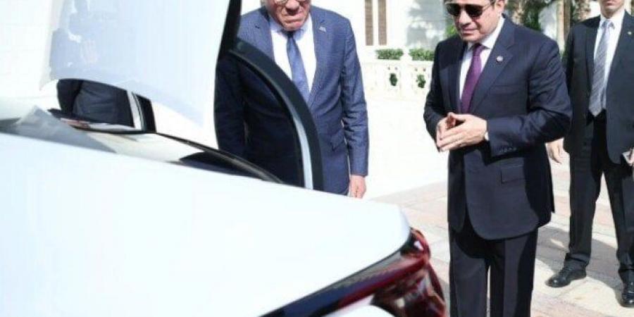 الرئيس السيسي يتفقد عددا من سيارات «سيتروين C4X» المصنّعة محليًا.. فيديو - هرم مصر