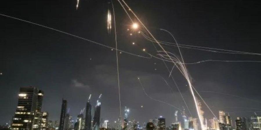 شظايا صاروخية تضرب شمال تل أبيب والدفاعات الإيرانية تتصدى لهجمات جوية - هرم مصر