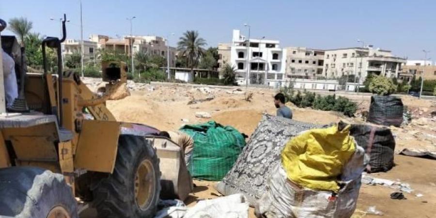 جهاز الشروق يشن حملة لرفع الإشغالات وضبط الشارع فى مدينة.. صور - هرم مصر
