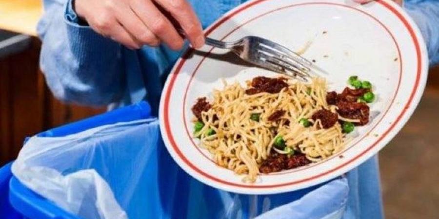 أقوم بإلقاء بقايا الطعام فى القمامة فهل علي إثم؟.. الإفتاء تجيب - هرم مصر