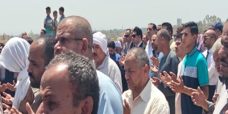 سوهاج تودع «محمد عبد الباري»: جنازة مهيبة لمدير العلاقات العامة بحضور نائب المحافظ - هرم مصر