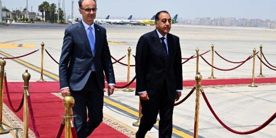 مصطفى مدبولي يستقبل رئيس وزراء صربيا بمطار القاهرة - هرم مصر