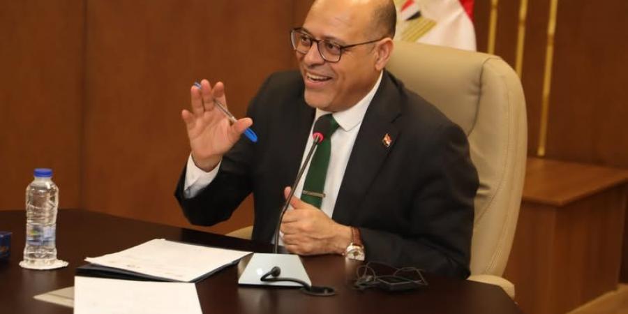 وزير العمل يوجّه بتعزيز تواصل المُلحقين مع العمال بالخارج - هرم مصر