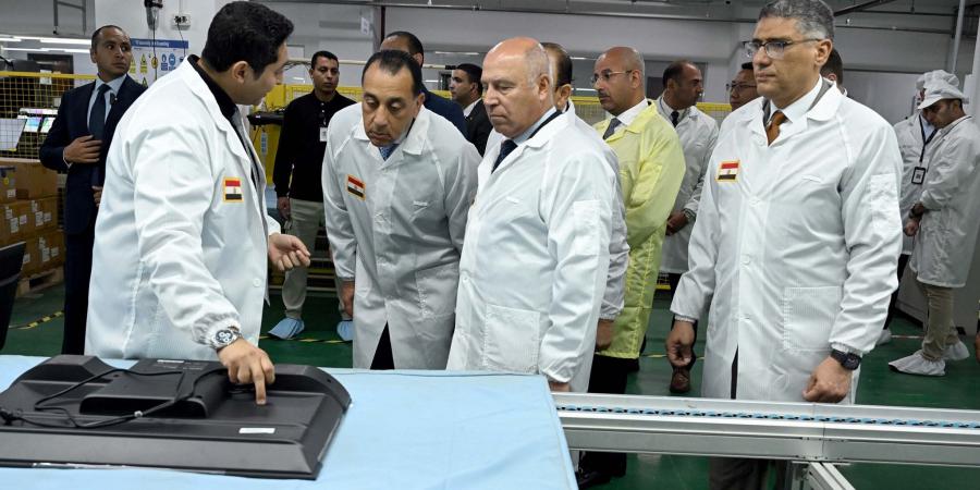 مدبولى يتفقد مشروع تصنيع أجهزة شاشات التليفزيون والهواتف المحمولة - هرم مصر