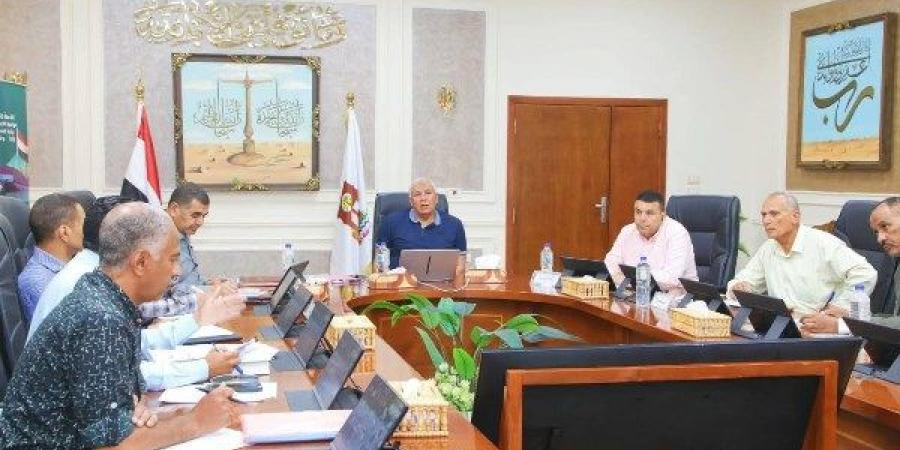 محافظ الوادي الجديد يتابع موقف ملفات التصالح وإزالة التعديات على أراضي الدولة - هرم مصر