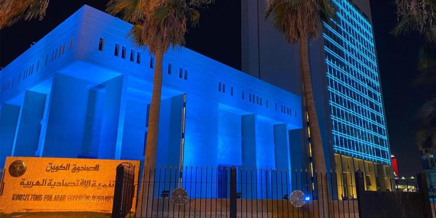 الصندوق الكويتي يضيء مبناه باللون الأزرق تضامناً مع اللاجئين - هرم مصر