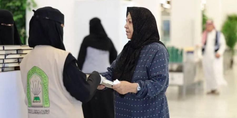 توزيع هدية خادم الحرمين على الحجاج المغادرين عبر منفذ عرعر - هرم مصر