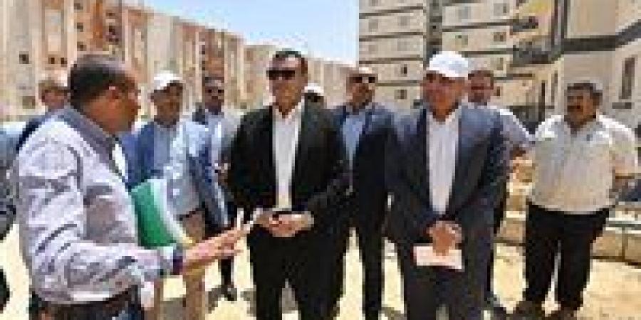 وزير الإسكان يتفقد أعمال تطوير المحاور والطرق الرئيسية ومشروعا سكنيا ومحطة صرف صحي بمدينة بدر - هرم مصر