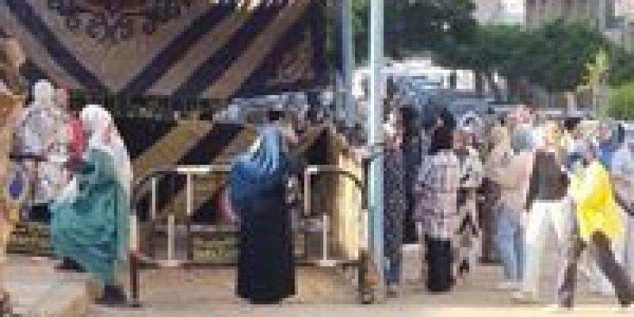 طلاب الثانوية العامة بالإسكندرية  يتوافدون على اللجان لأداء امتحان اللغة العربية - هرم مصر