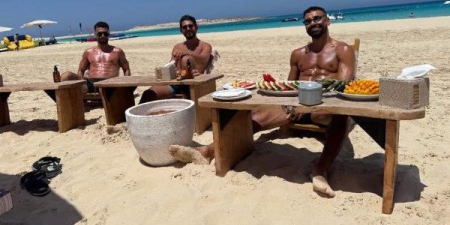 محمد صلاح يشارك جمهوره بصورة مع الثنائي المصري السعيد وحجازي - هرم مصر