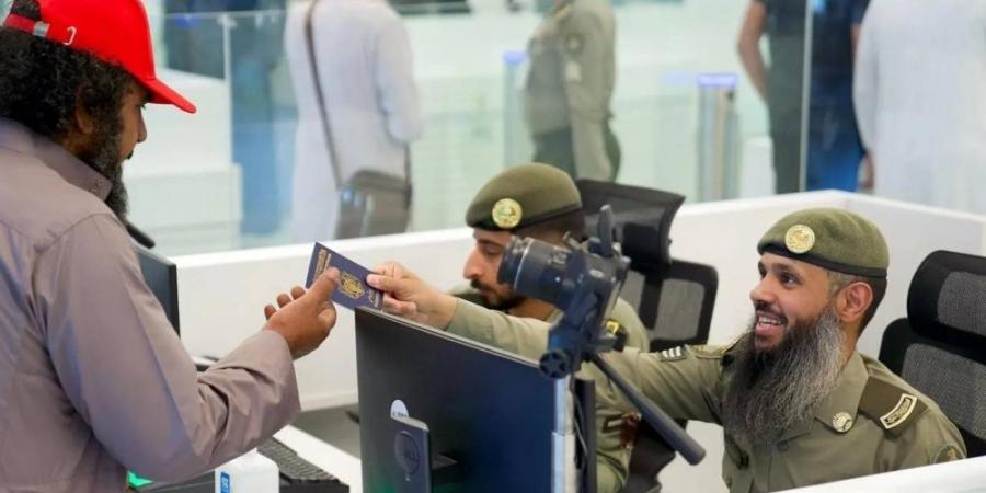 الجوازات تواصل إنهاء إجراءات مغادرة الحجاج عبر كافة المنافذ - هرم مصر