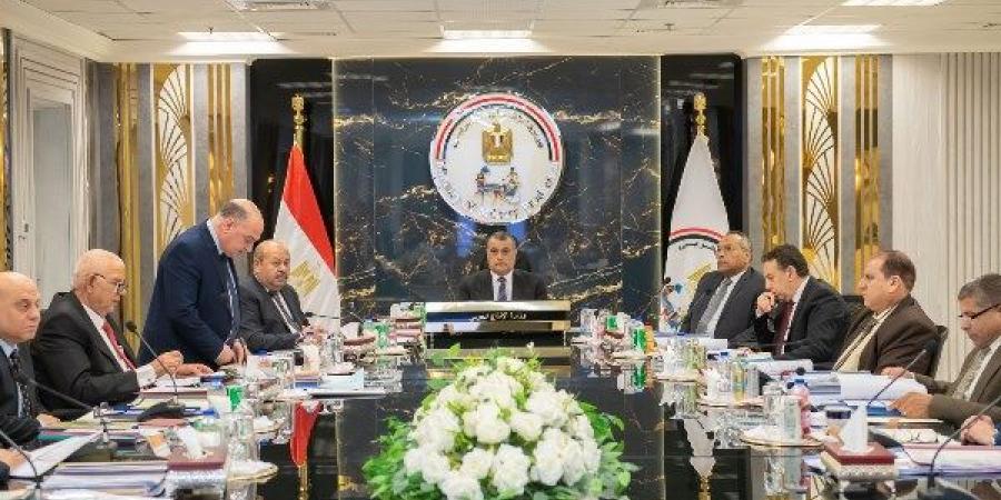 وزير الانتاج الحربي يترأس اجتماعات لجنة تقييم واختيار  القيادات العليا بالجهات التابعة - هرم مصر