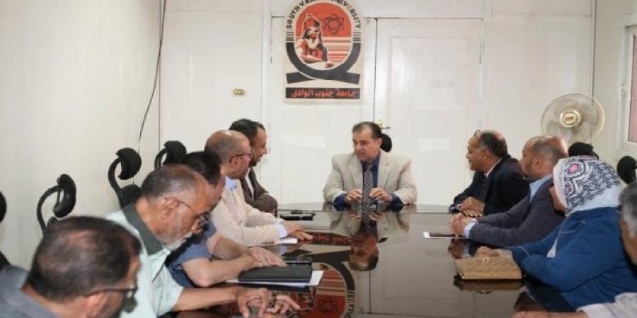 رئيس جامعة جنوب الوادي يناقش خطة الخدمات الطبية المتكاملة المقدمة لمنسوبي الجامعة - هرم مصر