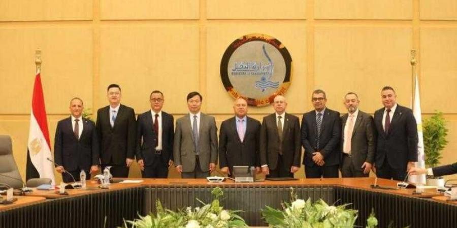 وزير الصناعة والنقل يشهد توقيع عقد بناء سفينتين جديدتين من سفن الصب الجاف العملاقة من طراز KAMSARMAX - هرم مصر