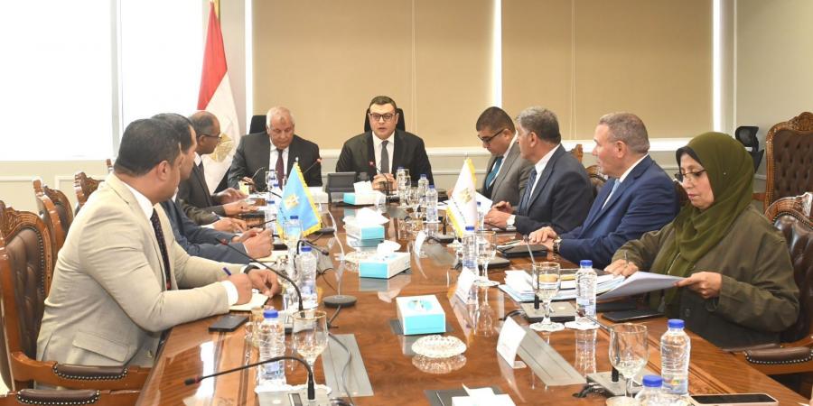 وزير الإسكان ومحافظ الوادي الجديد يبحثان عدداً من ملفات التعاون المشترك - هرم مصر