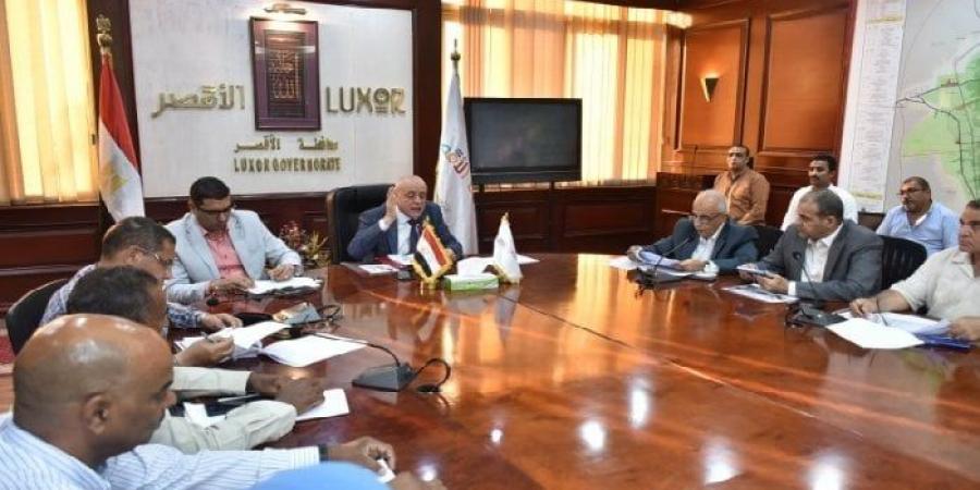 محافظ الأقصر يبحث تسريع ملفات التصالح والتقنيين ويوجه بتكثيف التنسيق الميداني - هرم مصر