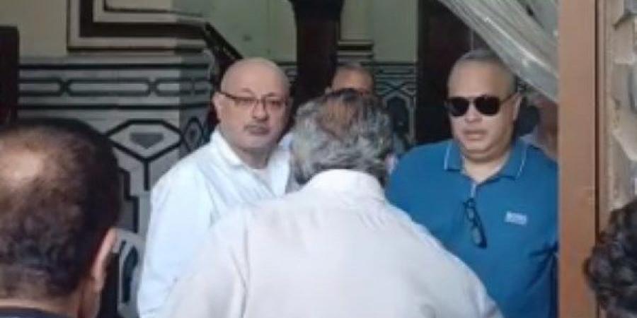 بدء التوافد لأداء صلاة الجنازة على والد تامر عبد المنعم بمسجد عمر مكرم | بث مباشر - هرم مصر