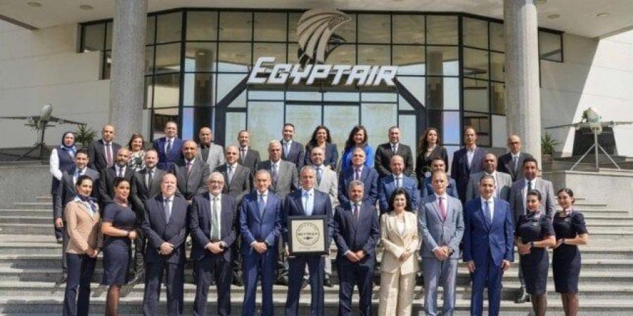 مصر للطيران تحتفل بحصولها على جائزة «أفضل موظفي شركة طيران» في إفريقيا 2025 - هرم مصر