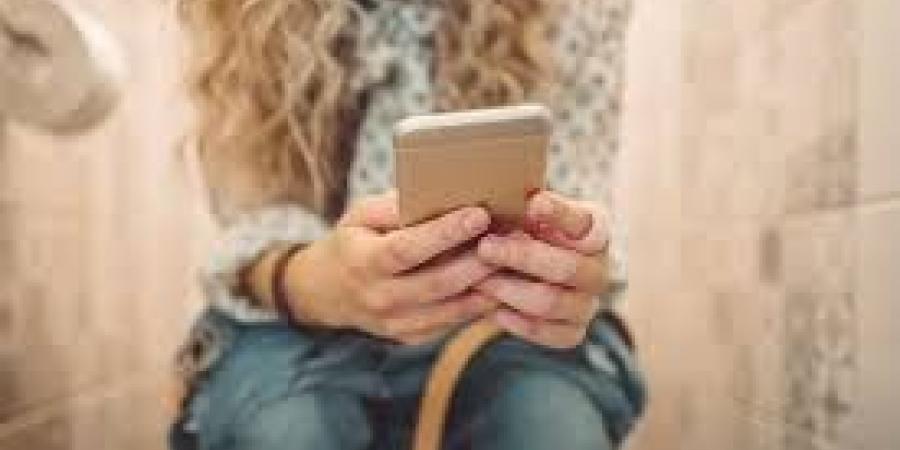 قنبلة بكتيرية تهدّد صحتك.. احترس من استخدام هاتفك المحمول في الحمام - هرم مصر