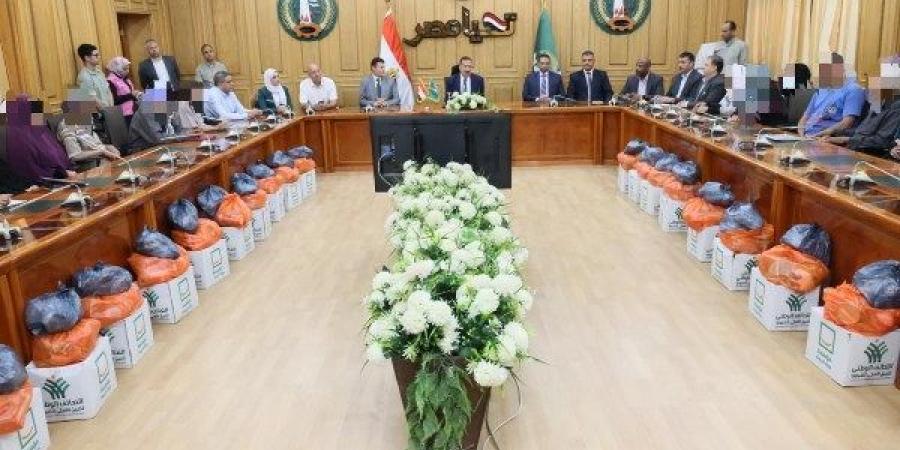 محافظ المنوفية يسلم مساعدات مالية ومواد غذائية ولحوم لـ70 حالة إنسانية - هرم مصر