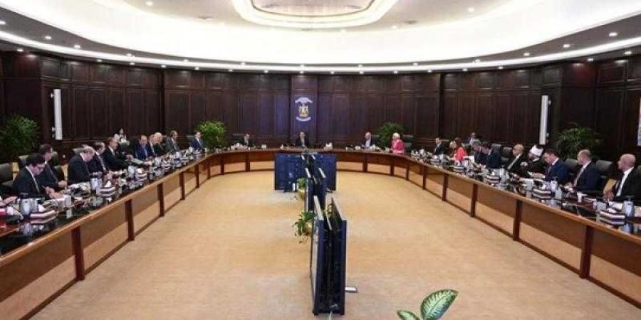 مجلس الوزراء يوافق على مشروع القرار المقدم من الجهاز المركزي للتنظيم والإدارة لترقية العاملين بالجهاز الإداري للدولة - هرم مصر