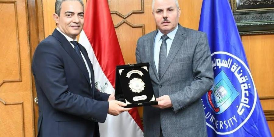 جامعة قناة السويس تُكرم نقيب الإعلاميين لأبحاثه في العلوم البينية - هرم مصر