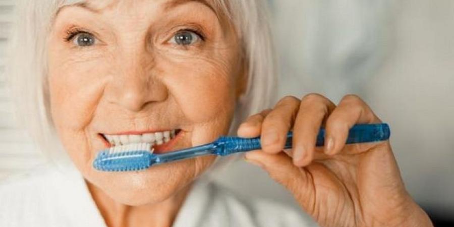 كيف تحافظ على صحة أسنانك ولثتك مع التقدم في العمر؟ - هرم مصر