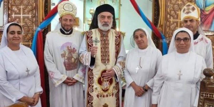 الأنبا باسيليوس يترأس قداس عيد قلب يسوع الأقدس بكنيسة مار جرجس بمنسافيس - هرم مصر
