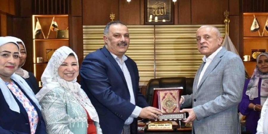 محافظ الأقصر يتفقد أسطول السيارات الجديدة ويفتتح ورشة تصنيع ملابس السلامة المهنية - هرم مصر