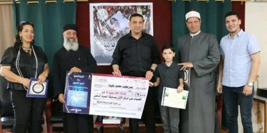 مدير الشباب بالشرقية يُكرم الطفل المعجزة عمر عليوة لفوزه فى مسابقة الصوت الذهبي - هرم مصر