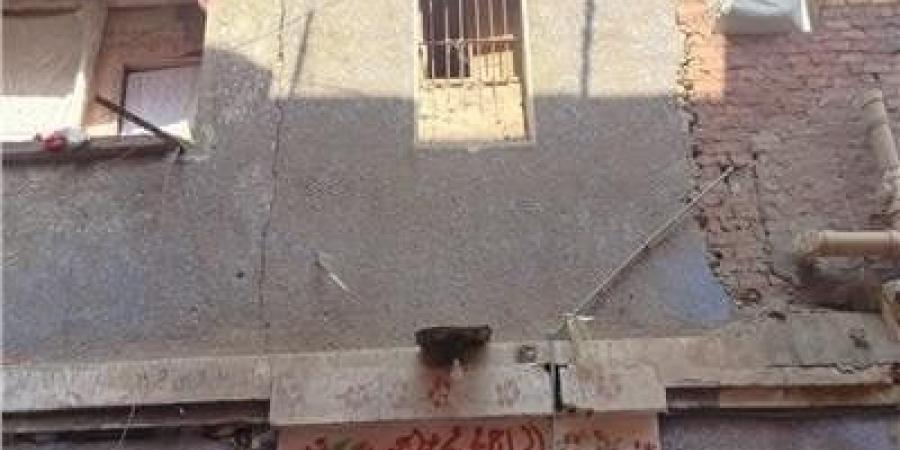 انهيار أجزاء وتشققات في جدران عقار من طابقين بالقليوبية - هرم مصر