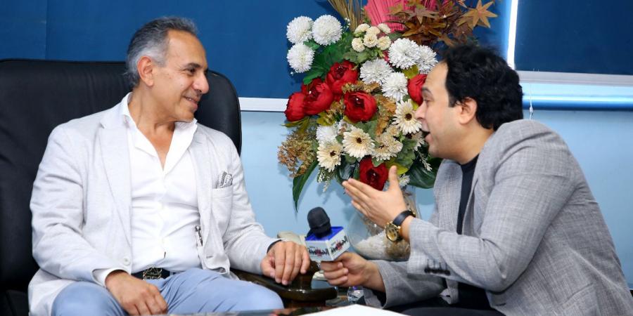 دنبيل رجائي احذروا شاشات الموبايل تسبب قصر النظر لدى الأطفال - هرم مصر